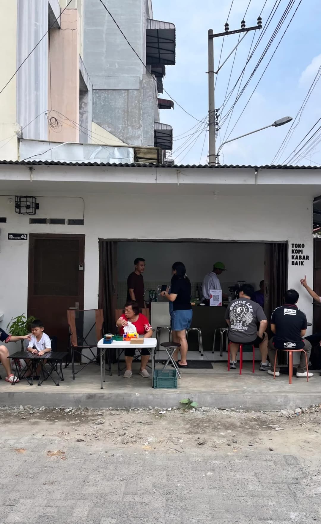 Suasana keluarga di teras Toko Kopi Kabar Baik